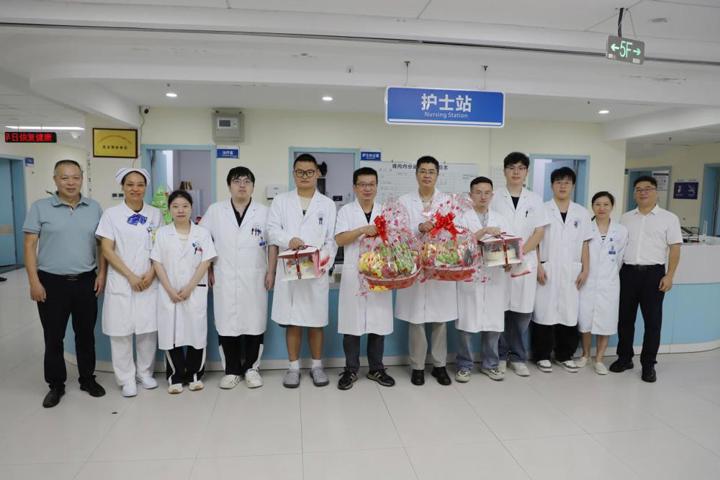 0819致敬一线“守护者” 佛冈人医开展“中国医师节”走访慰问活动